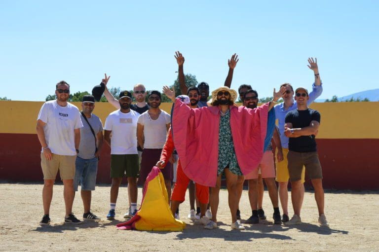Enterrement de vie de garçon avec des petits taureaux à Madrid